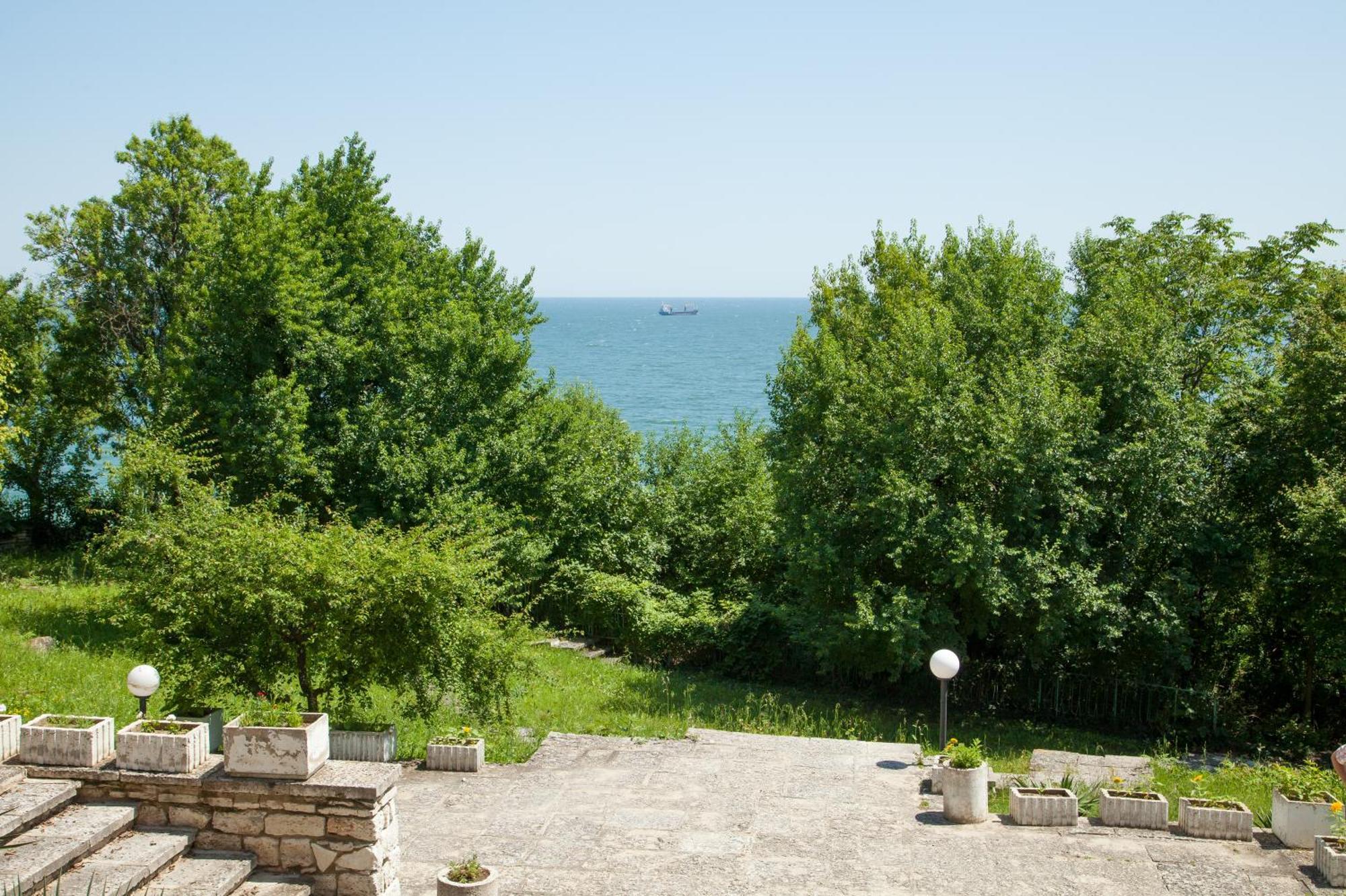 Bisser Hotel - Free Parking - Free Pool Access Balchik Bagian luar foto