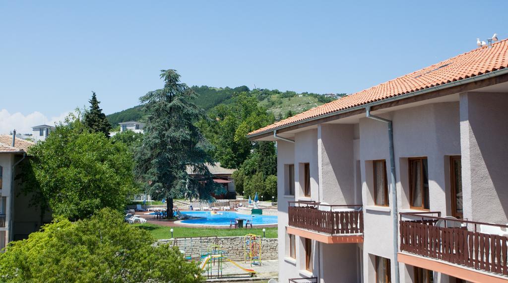 Bisser Hotel - Free Parking - Free Pool Access Balchik Bagian luar foto