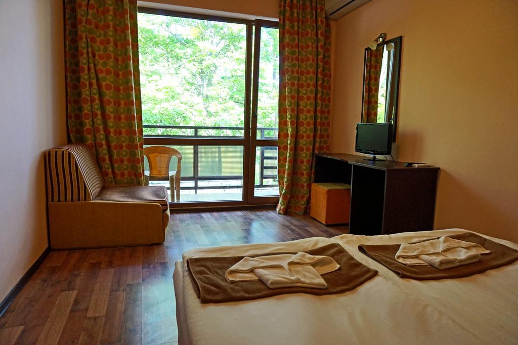 Bisser Hotel - Free Parking - Free Pool Access Balchik Bagian luar foto