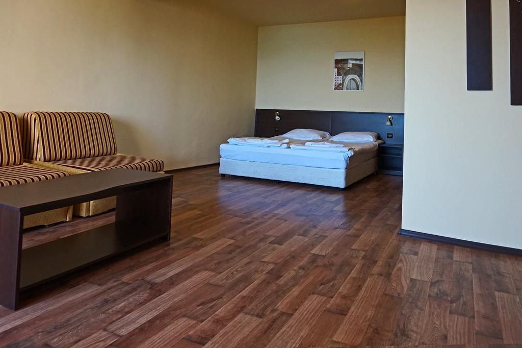Bisser Hotel - Free Parking - Free Pool Access Balchik Bagian luar foto