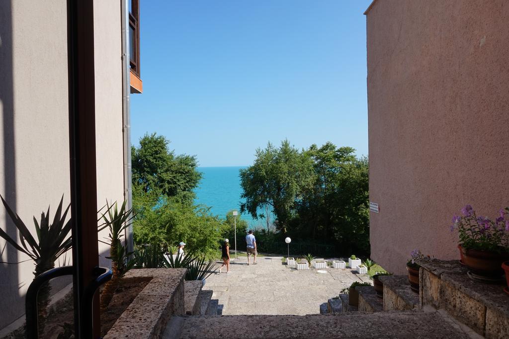 Bisser Hotel - Free Parking - Free Pool Access Balchik Bagian luar foto