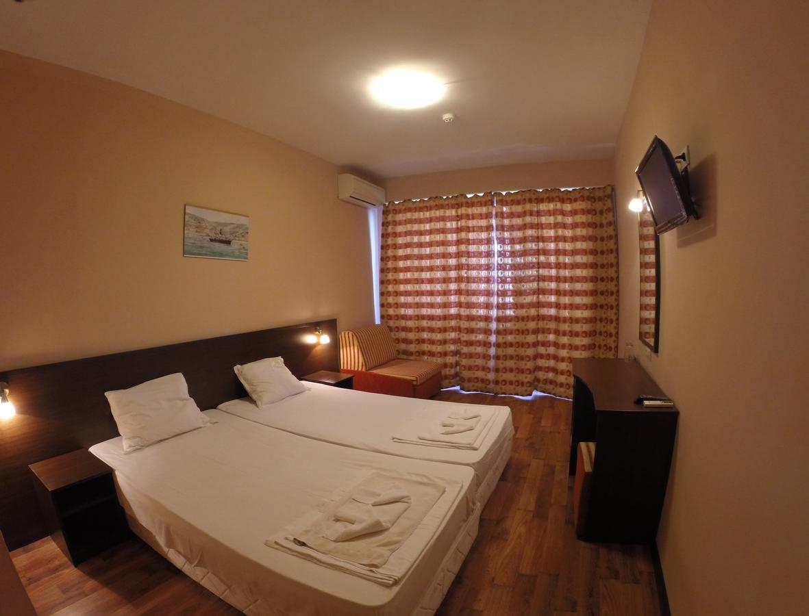 Bisser Hotel - Free Parking - Free Pool Access Balchik Bagian luar foto