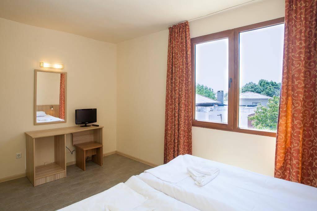 Bisser Hotel - Free Parking - Free Pool Access Balchik Bagian luar foto