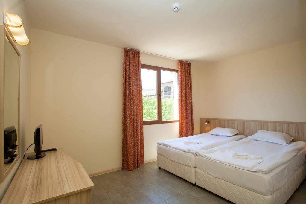 Bisser Hotel - Free Parking - Free Pool Access Balchik Bagian luar foto